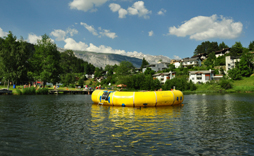 Seebadi von Laax mit grossem Trampolinfloss