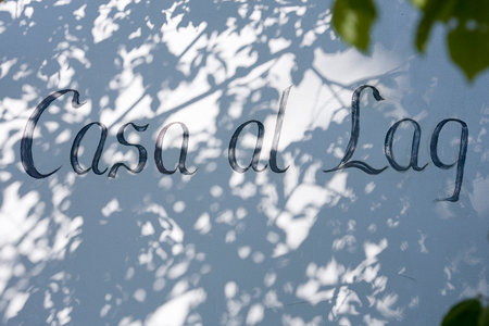 Schriftzug an der Wand des Gebäudes