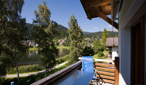 Vom Balkon der Ferienwohnung in Laax am See hat man einen guten Ausblick auf den kleinen Laaxersee
